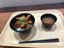 学食の油淋鶏天丼