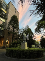 大隈銅像と法学部棟（左建物）