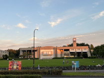 豊田講堂とグリーンベルト