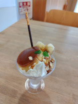 カフェのキャラメル・ナッツ・パフェ