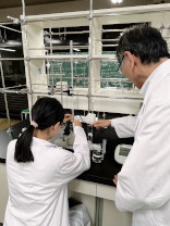 実験で先生が指導している様子