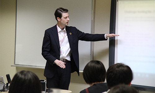 すべて英語で課題を説明するゲスト講師のパットン氏